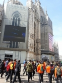 MILANO SI TINGE DI ARANCIONE